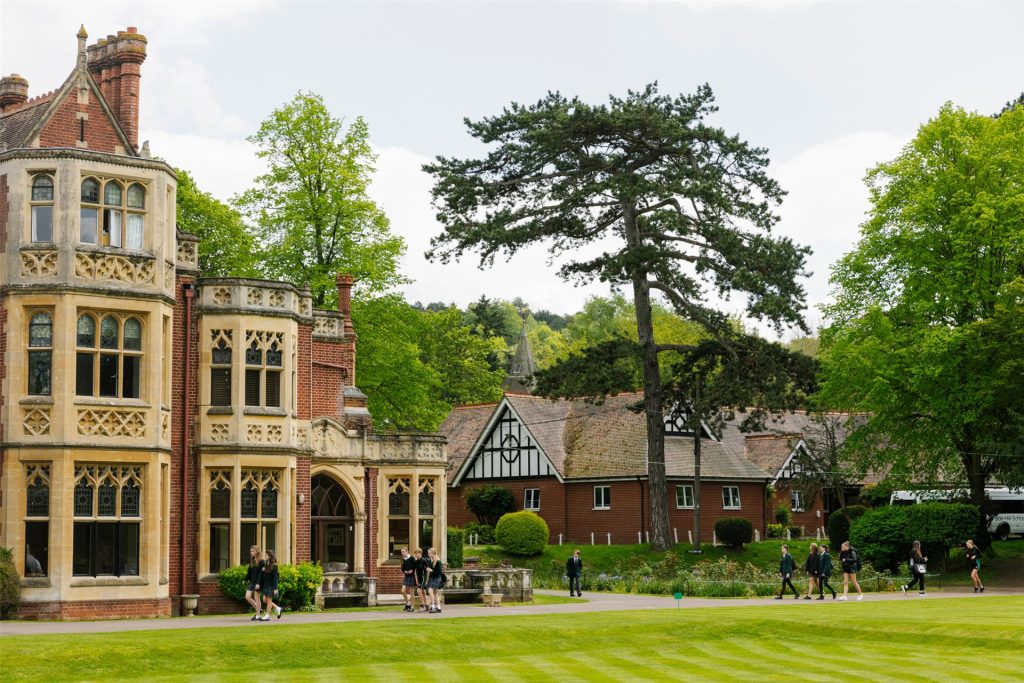 7 Powerful Reasons Why an English Boarding School Stay Will Skyrocket Your Child's English Skills